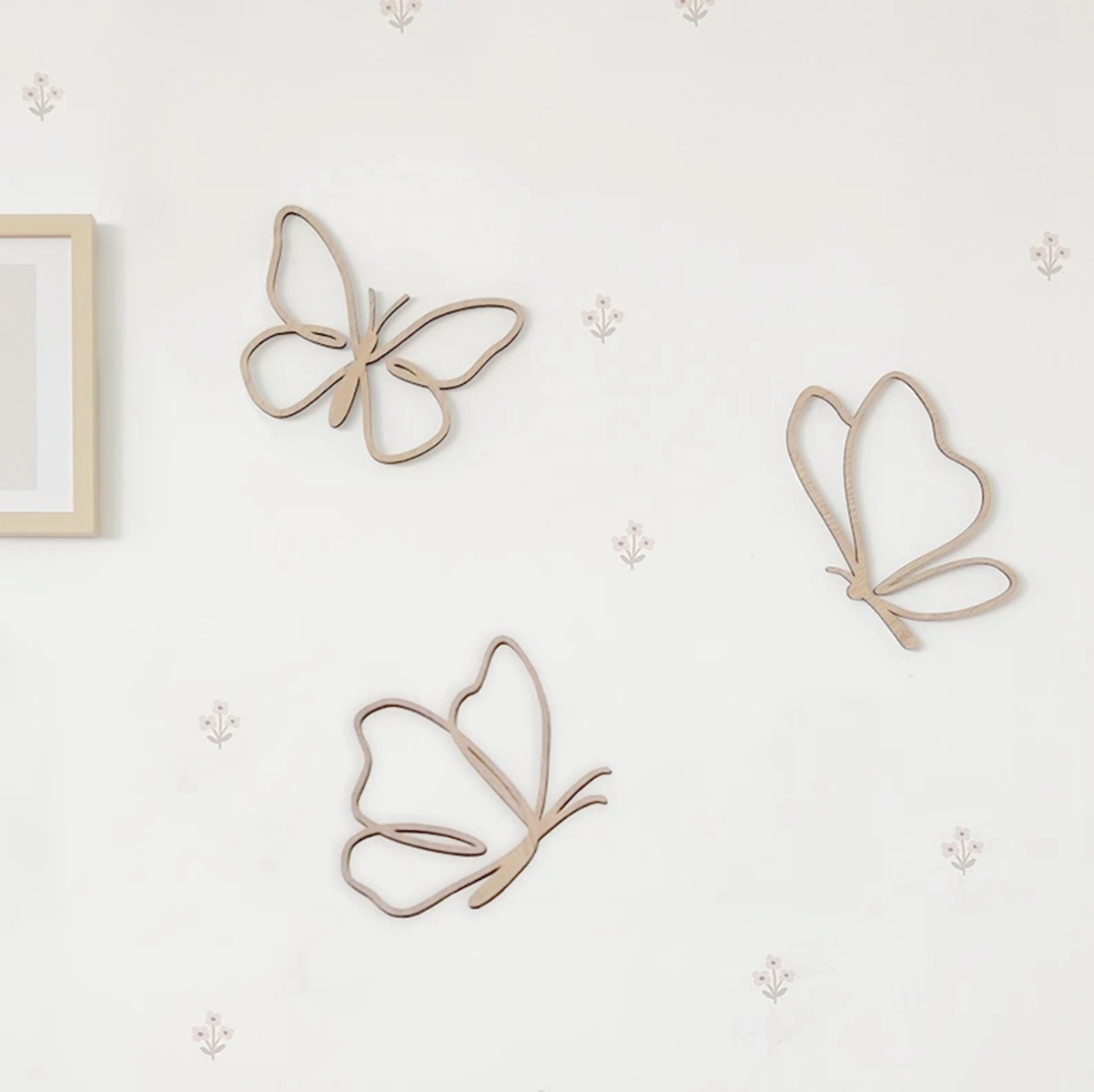 Baby Nursery Needs - Drewniany Znak z Motylami, Drewniana Dekoracja